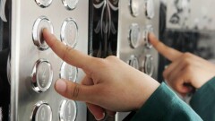 В Нур-Султане женщина застряла в лифте из-за короткого замыкания