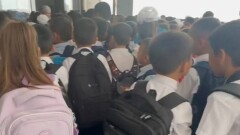 Вторую смену заставляют ждать на улице. Родители пожаловались на столпотворение на входе в школу Актау
