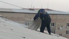Ветер сорвал крыши трёх школ в Атырауской области, областной центр накрыла пыльная буря