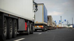 О многокилометровой пробке из большегрузов на границе с Кыргызстаном сообщили водители