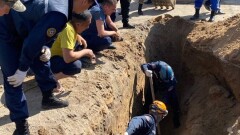 В Павлодаре двух мужчин завалило в траншее для водопровода