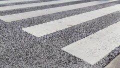 В Актау на пешеходном переходе машина сбила двух детей, один ребёнок погиб