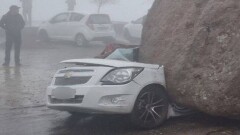 Огромный камень скатился с горы и упал на автомобиль на перевале в Узбекистане. Погибли люди