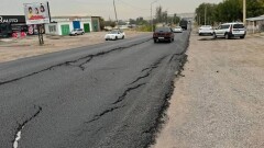 Новый асфальт на республиканской трассе в Туркестанской области разрушился за день