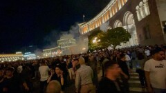 "Никол – предатель". В Ереване началось столкновение митингующих и силовиков