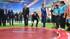 Макрона научили играть в асык ату и показали собак породы тазы