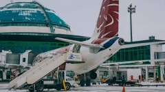 ЧП на рейсе FlyArystan: пассажир ударил стюардессу в живот и заявил о бомбе на борту