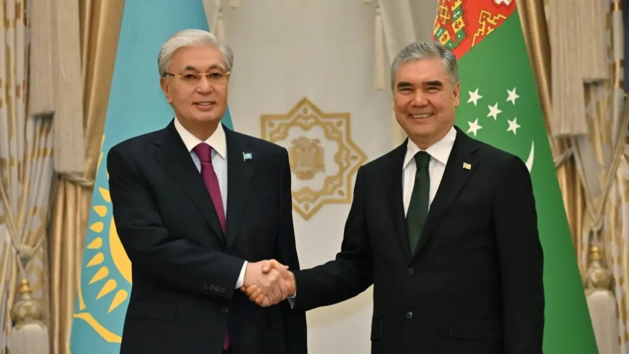 Токаев прибыл в Ашхабад, он будет участвовать в форуме, посвящённом Международному году мира и доверия