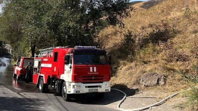В горах Алматы остановили распространение огня
