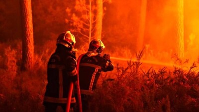 Сильные лесные пожары бушуют во Франции. На призыв о помощи откликнулись шесть стран ЕС