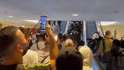 Протестующие против санпропусков французы ворвались в торговые центры