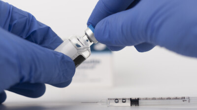 ВОЗ призывает продолжать использовать вакцину от AstraZeneca, пока идёт расследования случаев тромбозов