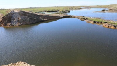 Отремонтированную дамбу прорвало во время паводка в Актюбинской области: плотину вновь реконструируют