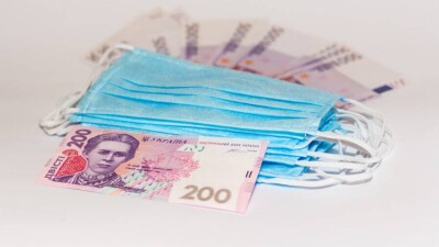 Зеленский подписал закон, по которому каждый вакцинированный украинец получит по 1 000 гривен