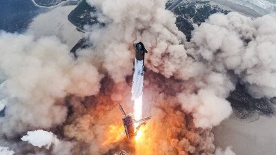 Корабль Starship компании SpaceX впервые успешно приводнился в океане