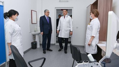 Сельскую поликлинику посетил Токаев в Жамбылской области