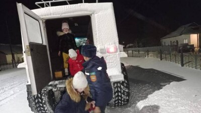 Более 100 человек эвакуировали спасатели с трассы в Карагандинской области