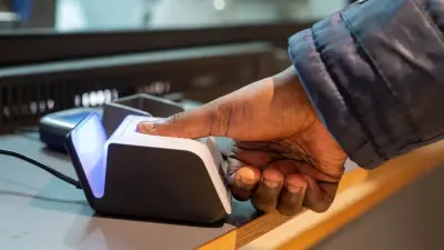 Иностранцев обяжут сдавать отпечатки пальцев при въезде в Беларусь