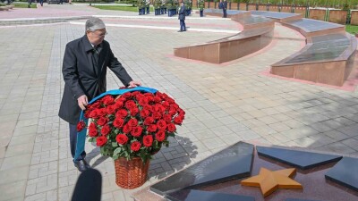 Токаев возложил цветы к мемориальному комплексу воинам-казахстанцам в Москве