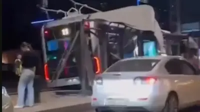 Троллейбус врезался в остановку в Алматы, пострадали пассажир и пешеход