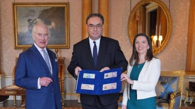 Король Великобритании получил в подарок новые купюры со своим портретом