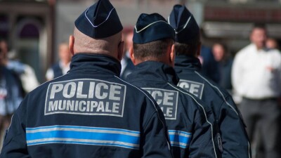 Полиция Парижа открыла огонь по женщине, угрожавшей взорвать себя в метро