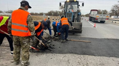 В Уштобе дорожники закатали в асфальт железнодорожный переезд