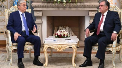 Касым-Жомарт Токаев встретился с Эмомали Рахмоном в Душанбе