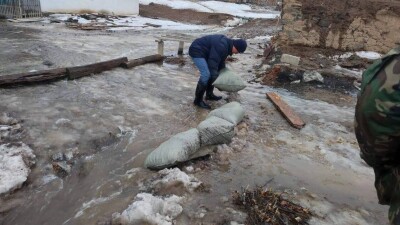 Улицы затопило в Атырау из-за резкого таяния снега