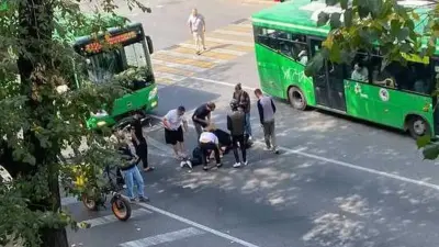 Автобус сбил двух 17-летних девушек на электросамокате в Алматы