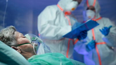 Премьер Великобритании назвал новый штамм коронавируса более смертоносным