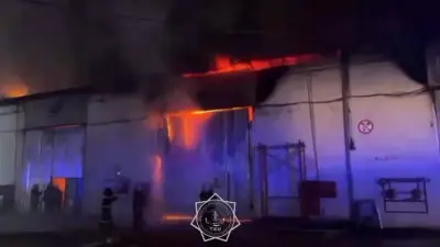 Пожарные Алматы тушат склад по шоссе Северное кольцо, задействован автопоезд 