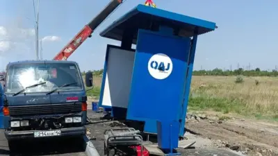 Дорожные знаки и остановочные павильоны погнуло и разметало во время урагана на трассах Павлодарской области