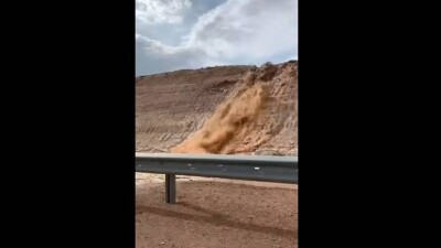 Селевой поток после дождя обрушился на трассу в Мангистау