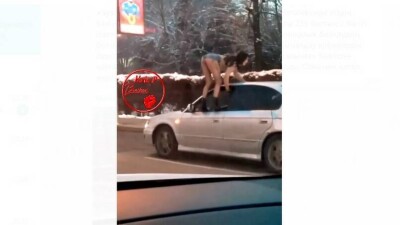 В Алматы наказали девушку, вылезшую в окно автомобиля на полном ходу