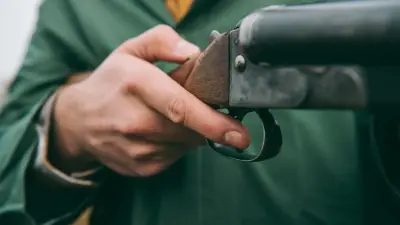 Неизвестный выстрелил из ружья в проезжавшего в машине сотрудника спецназа в Астане