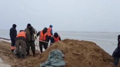 Угрозу перелива талых вод устранили на республиканской трассе в Актюбинской области