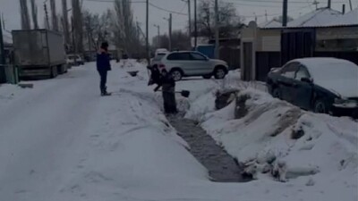 Несколько улиц залило водой из-за прорыва арычной системы в Семее