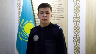 Полицейский потушил горящий автомобиль на заправке в Атырау