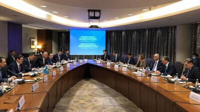 Казахстан планирует транспортировать нефть через Азербайджан