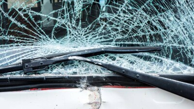 Кран протаранил пассажирский автобус в Алматы, есть пострадавшие