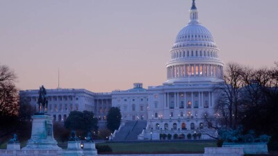 Сенат США согласился поднять потолок госдолга, чтобы избежать дефолта