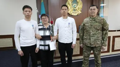 Спасли из огня детей и пенсионерку: двух студентов наградили медалями в Алматы