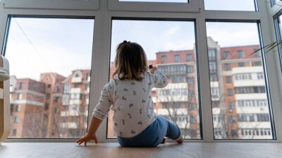 В Атырау полицейские спасли двухлетнего ребёнка. Он был дома один и вышел на балкон девятого этажа