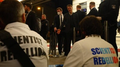 Экоактивисты сорвали речь канцлера Германии, включив пожарную сигнализацию