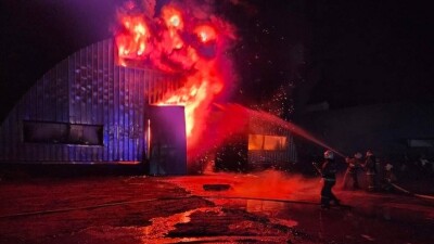 Ангар с новым урожаем картофеля горел в Павлодарской области