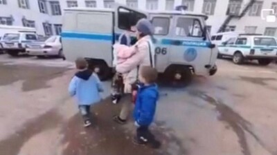 Женщина с тремя маленькими детьми устроила ночлег на автобусной остановке в Уральске