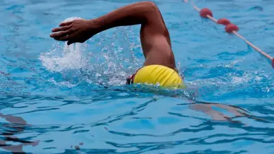 Пловцам из России и Беларуси разрешили участвовать в международных соревнованиях под своими флагами