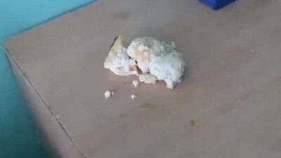 "Как собаке" – в больнице Петропавловска пациенту положили полдник прямо на тумбочку без тарелки