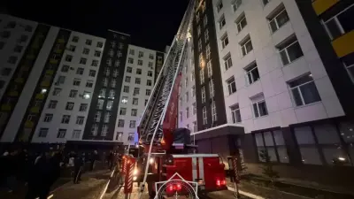 Пожар тушат в многоэтажке Астаны